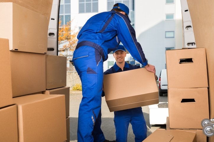 Une société de déménagement au travail